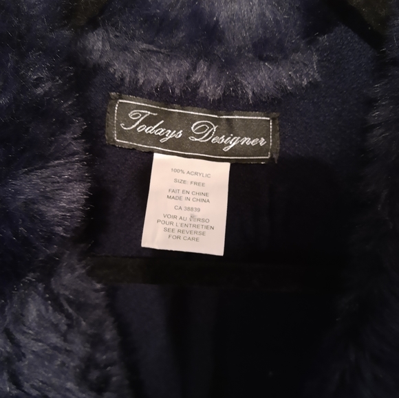 Navy blue poncho with arms and faux fur detail - Picture 3 of 3